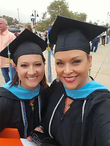 Dr. Arzu en la ceremonia de graduación
