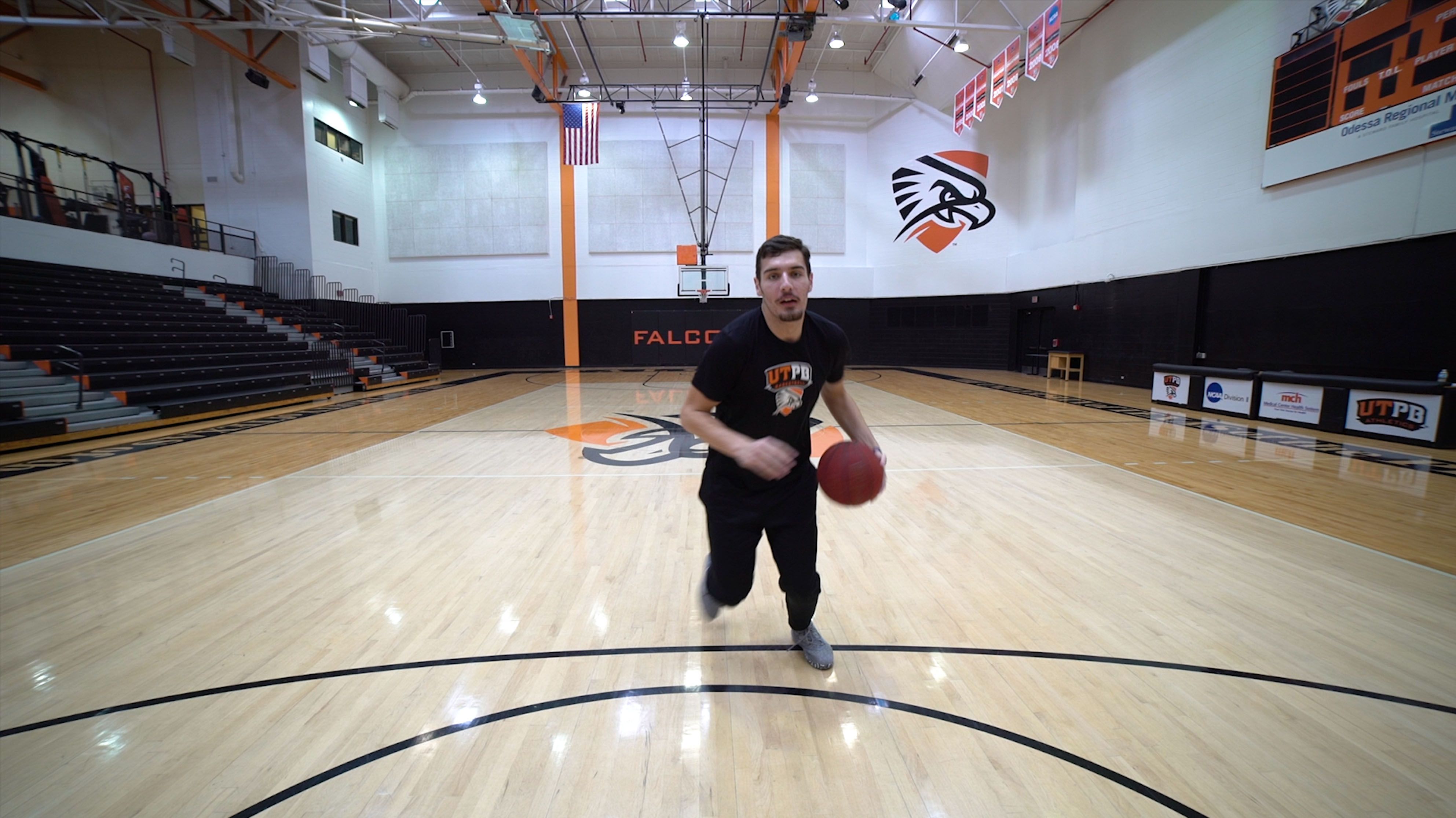 jugador de baloncesto en la cancha