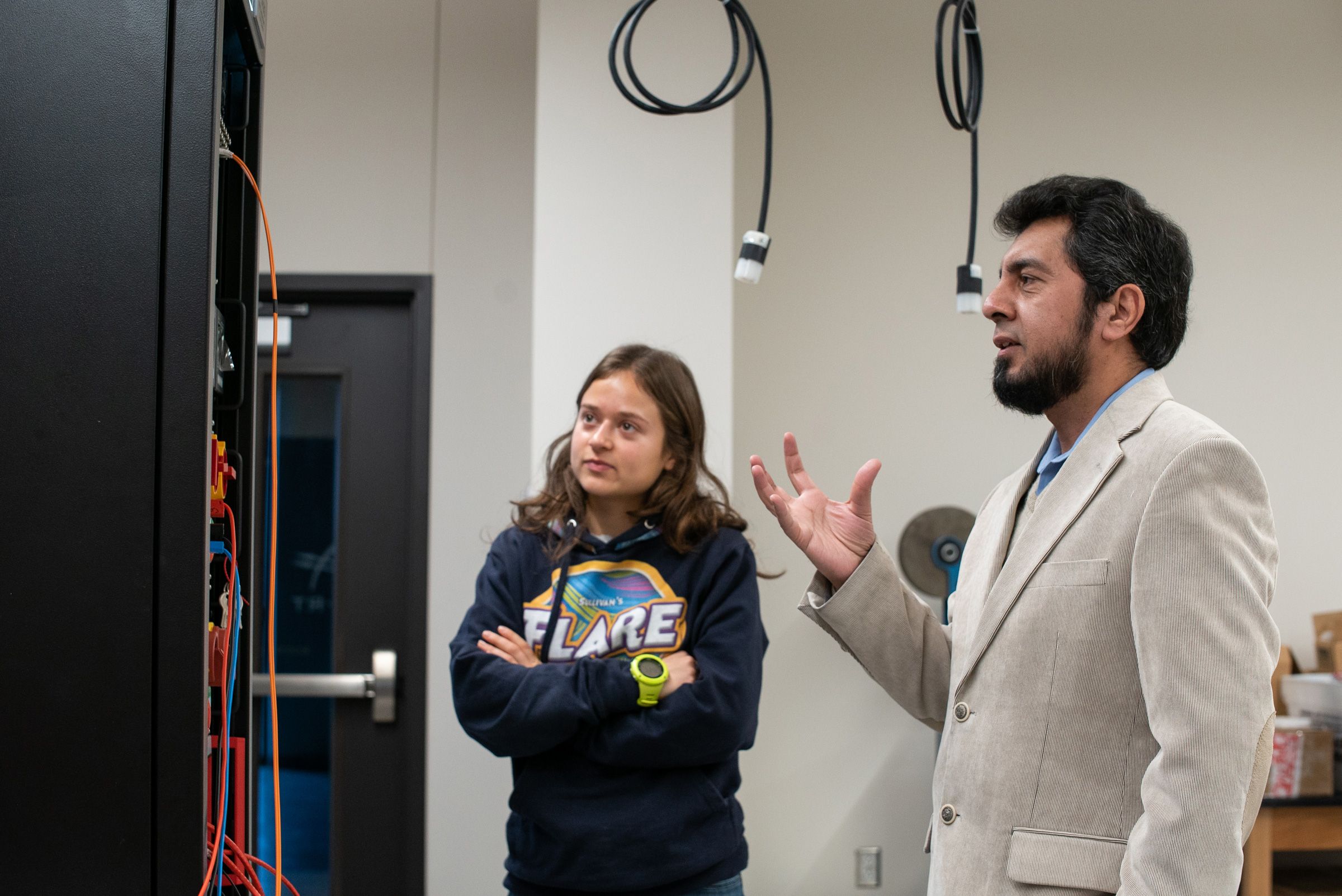 Dr. Beg mostrando a un estudiante cómo usar el equipo en el laboratorio de ingeniería eléctrica