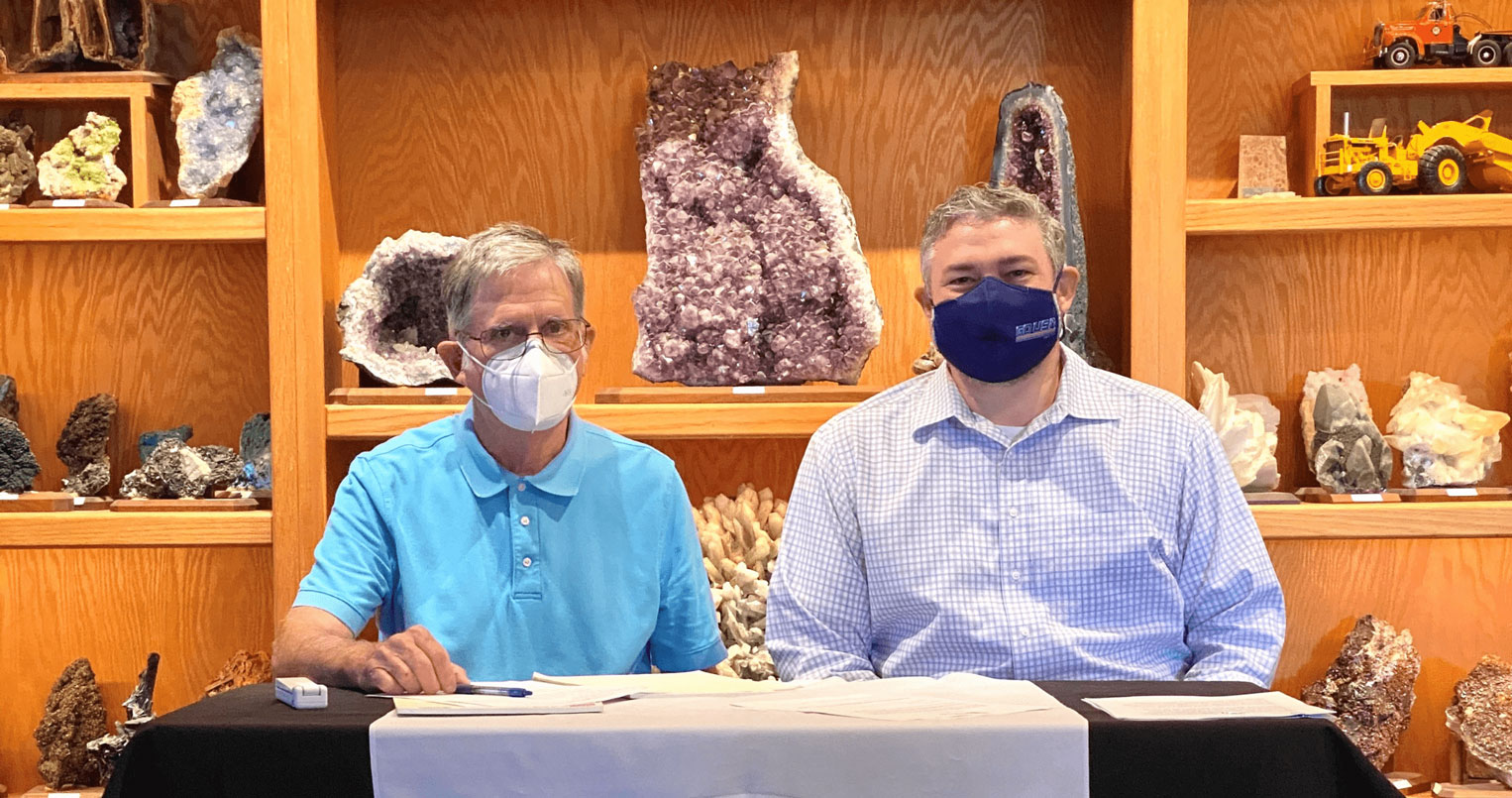 Alum donates large mineral collection