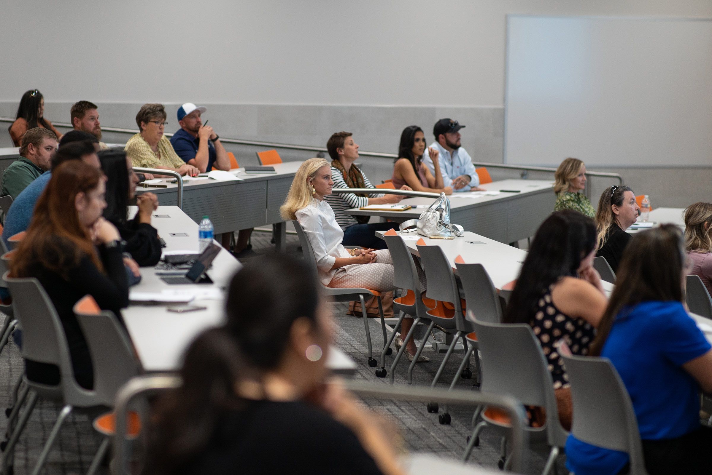 Aula de ingeniería con estudiantes