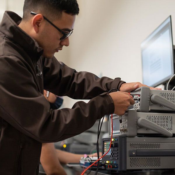 estudiante de ingeniería eléctrica en el laboratorio