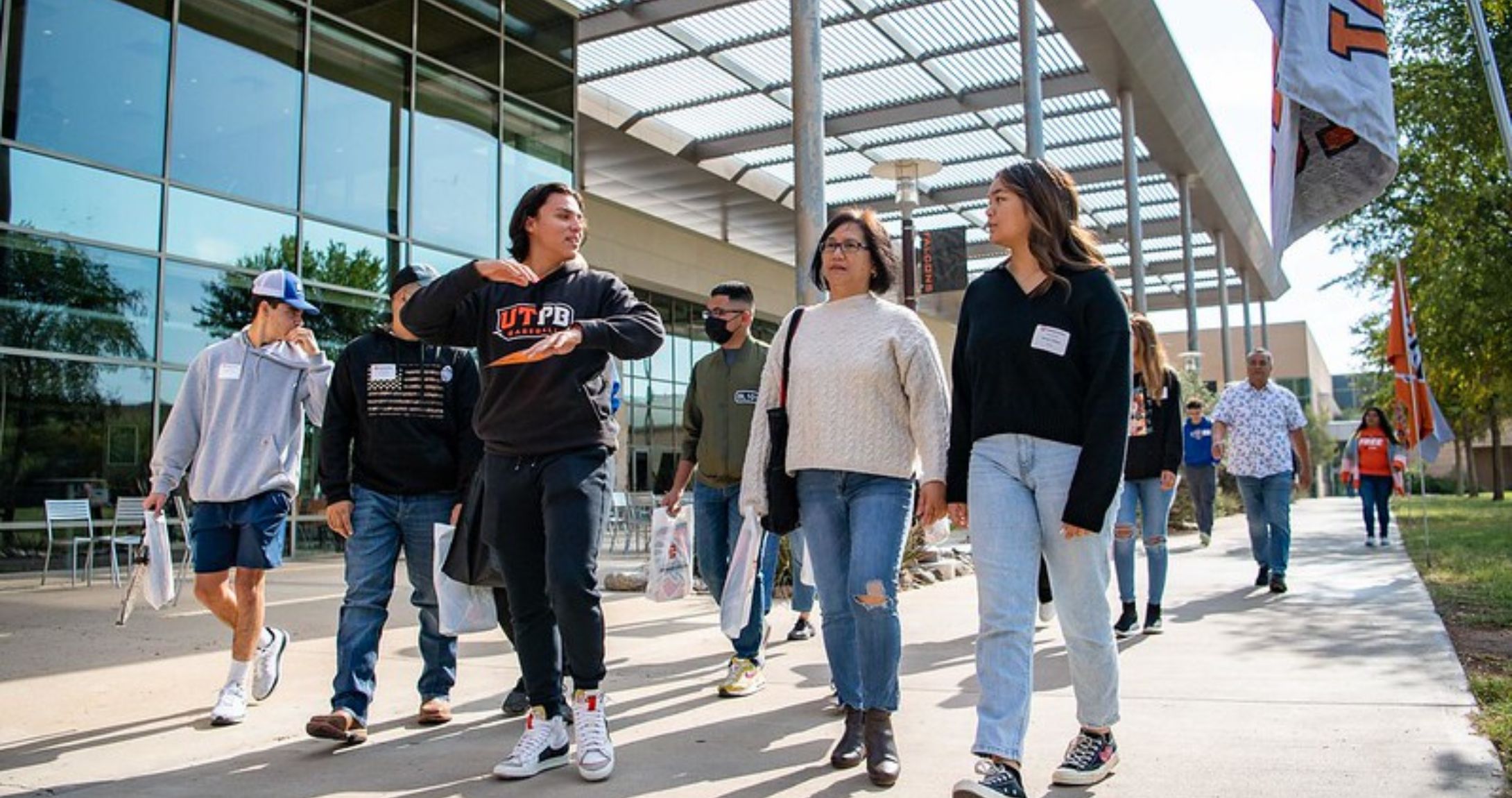 Estudiante dando recorrido por el campus