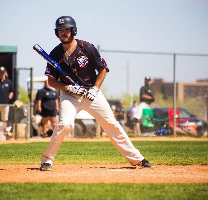 Garrett Tatum jugando béisbol en la UTPB