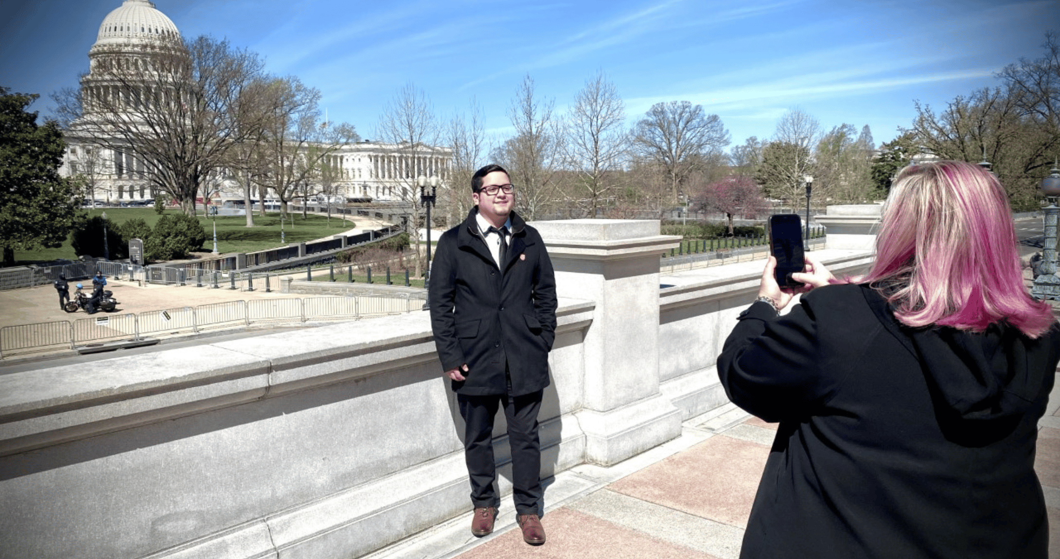 JP tomando una foto frente a la Casa Blanca en Washington, DC