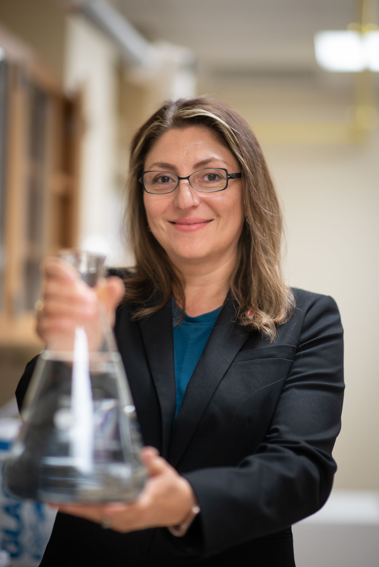 profesor con vaso de química