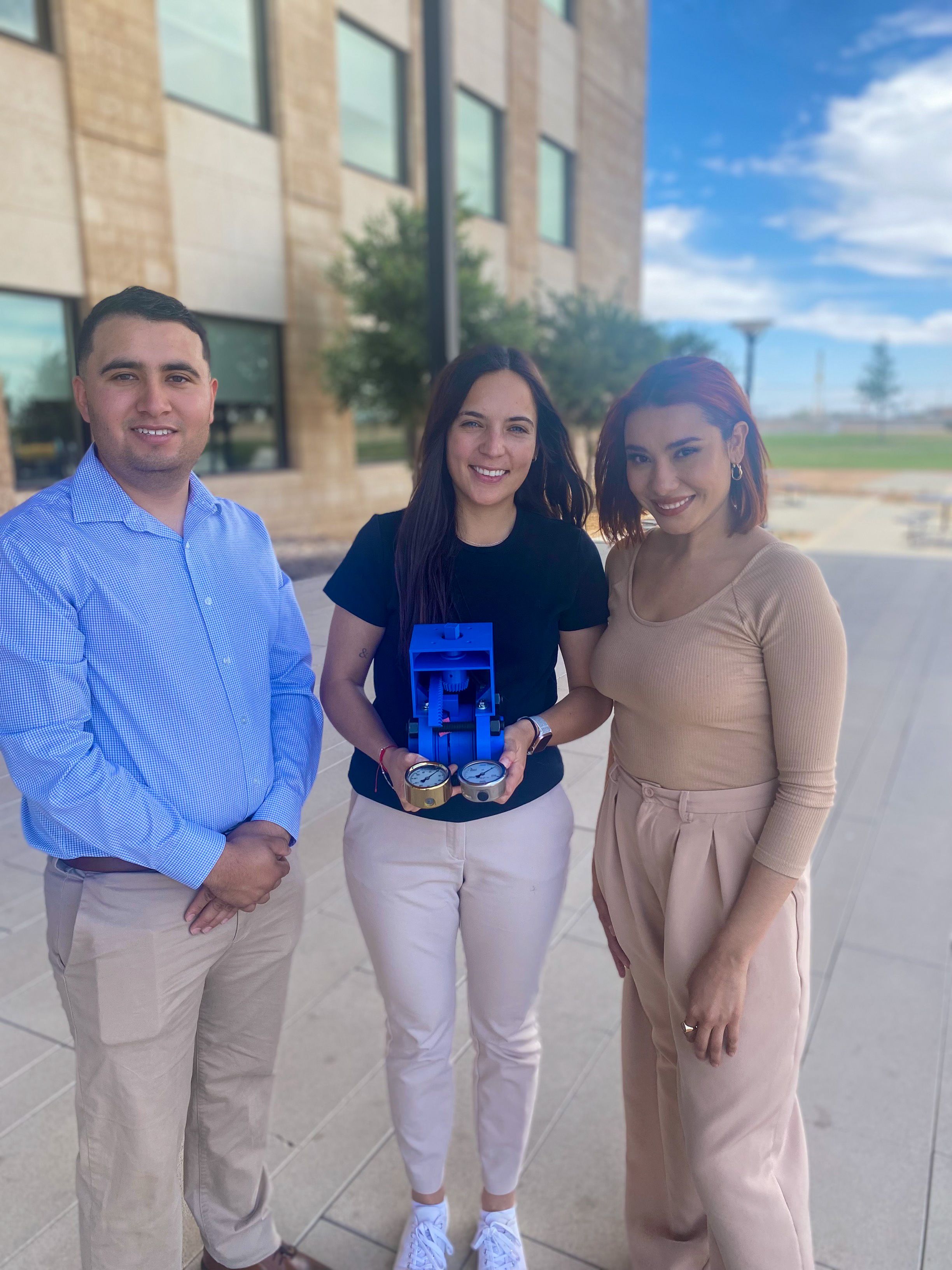 Estudiantes de ingeniería mecánica: Marian, Maribel y Esteban con válvula impresa en 3D