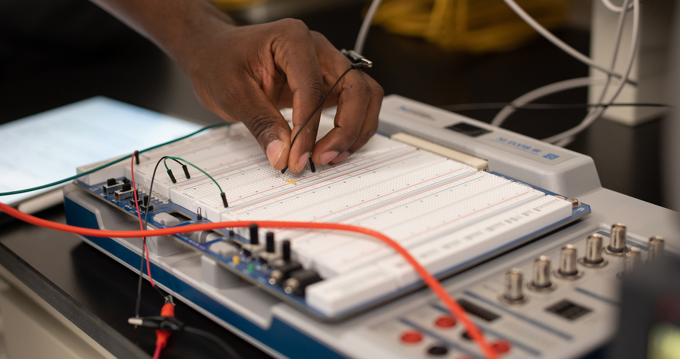 Estudiante trabajando en placa de circuito