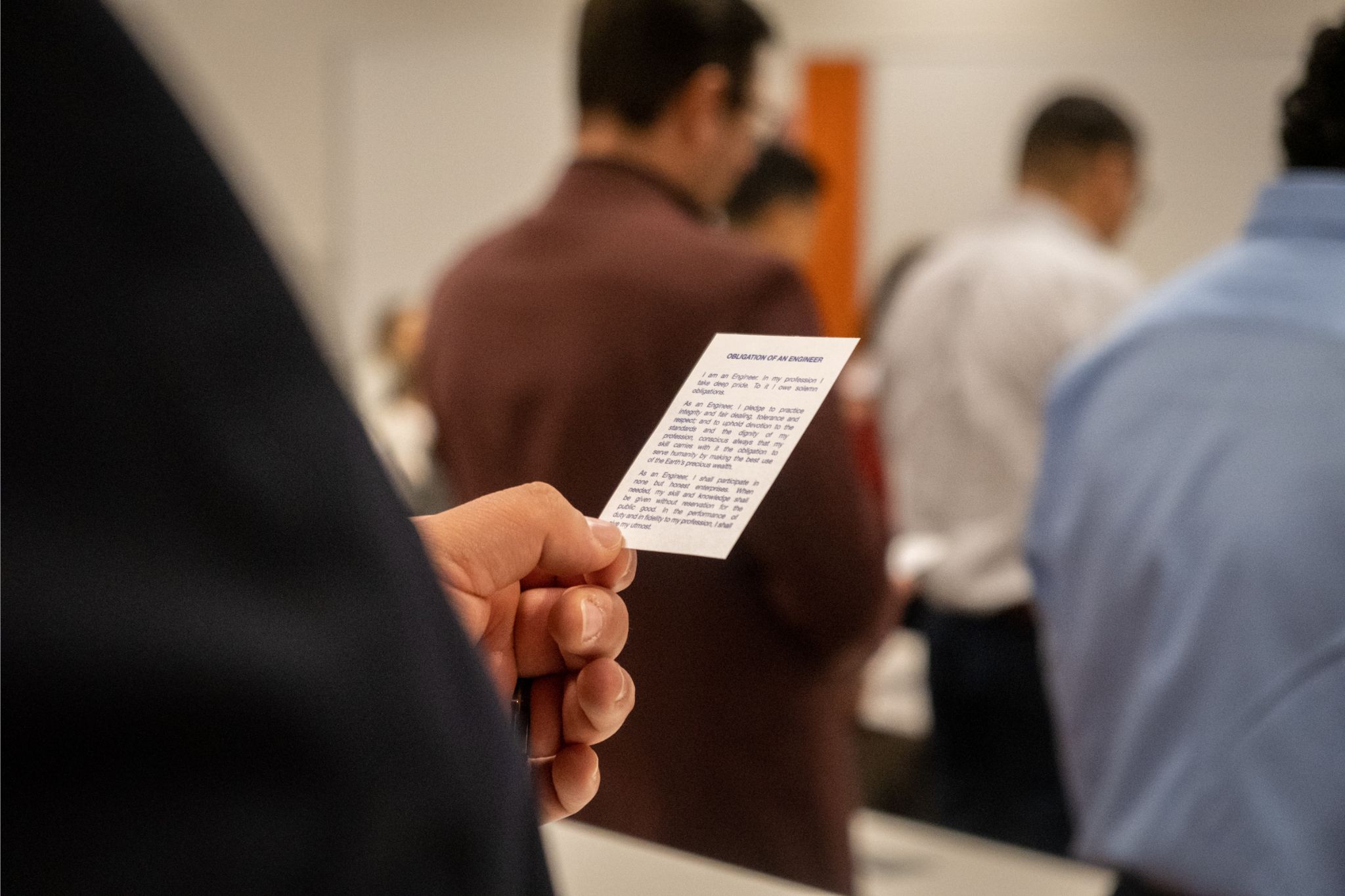 Estudiante sosteniendo el papel de obligación leído durante la ceremonia