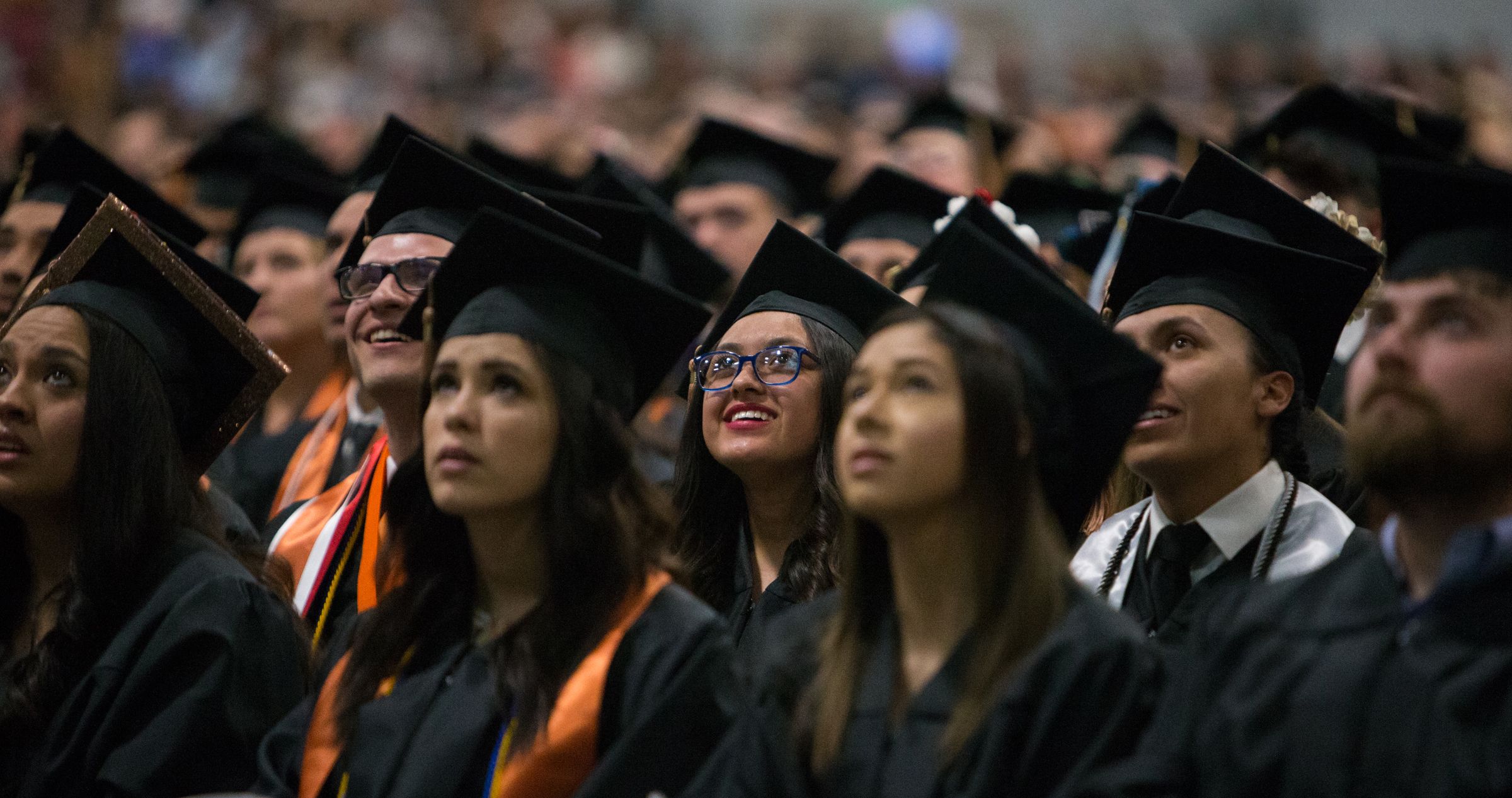 estudiantes en la ceremonia de graduación