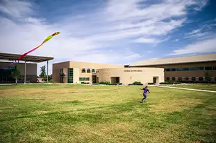 estudiante volando una cometa
