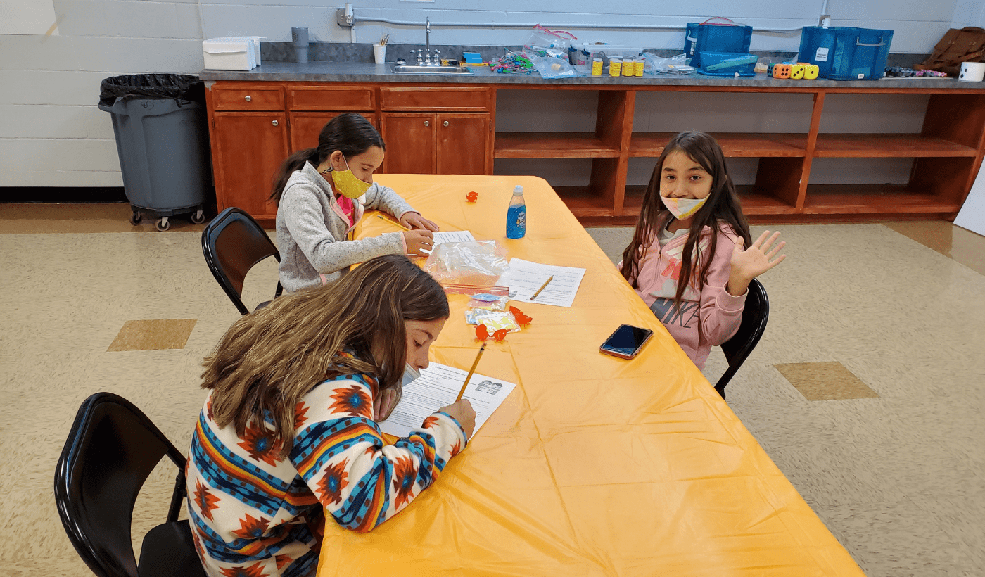 Estudiantes que participan en STEAMulación el sábado