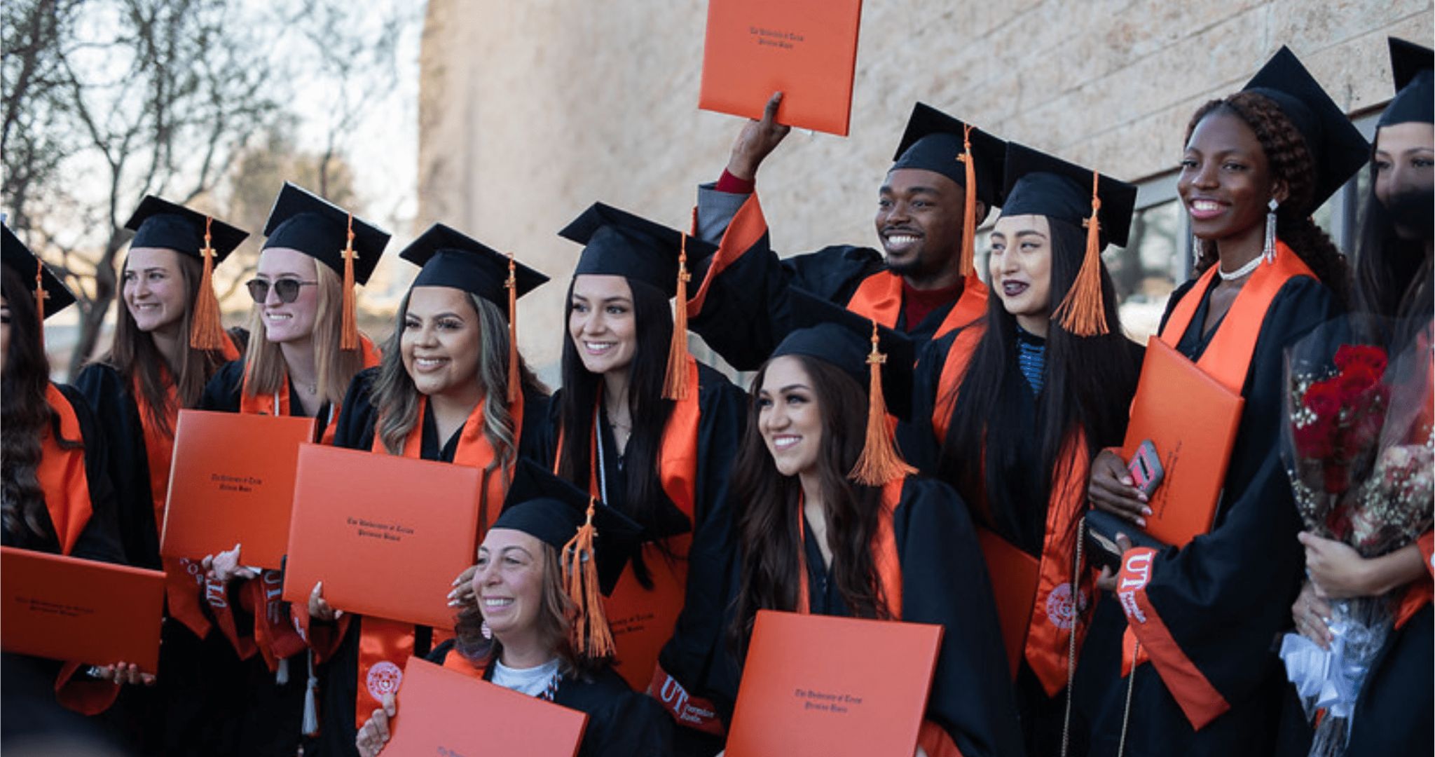graduados sonriendo