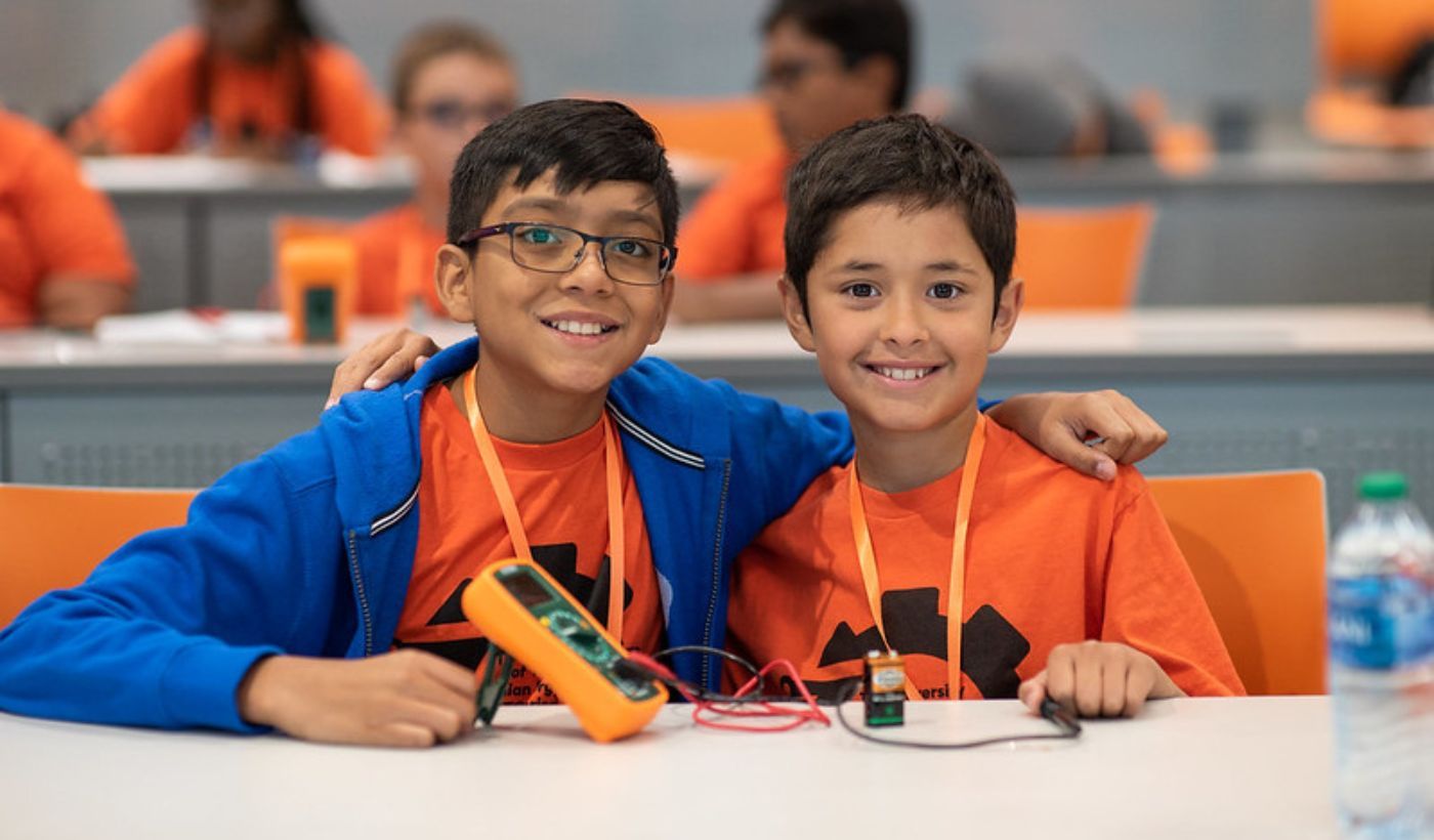 Chicos sonriendo a la cámara