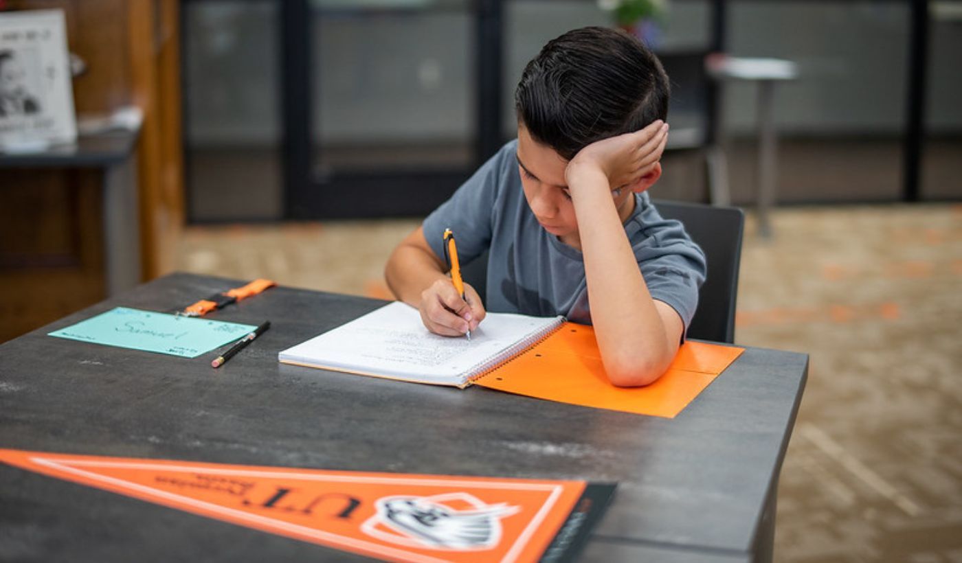 niño, escritura, en el escritorio, en, escritura, campo