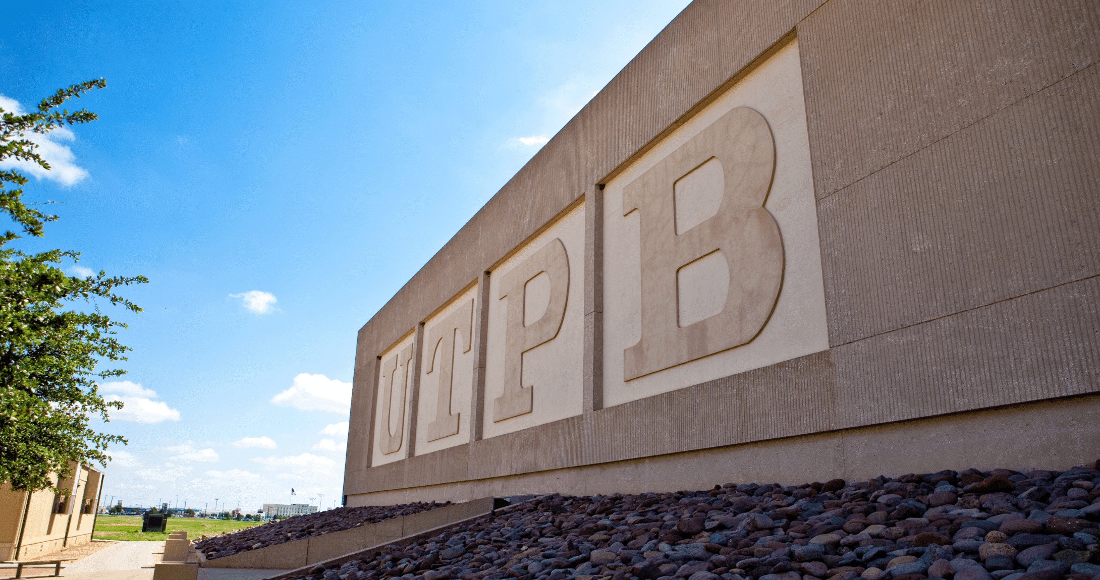 Letras UTPB en el costado de un edificio