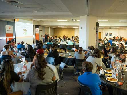 Personas reunidas en el MPR para una reunión