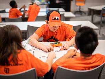 Niños en el campamento de ingeniería